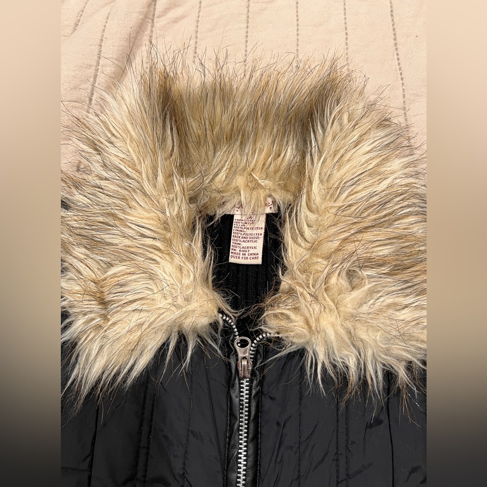 Women’s Juniors Black Ribbed Faux Fur Collard Long Sleeved - Picture 2 of 4